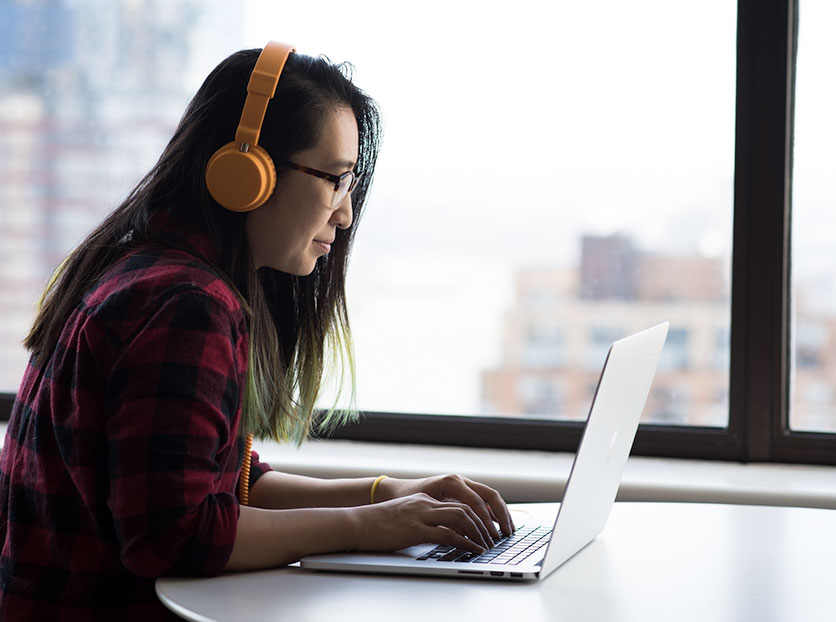 girl with lappy